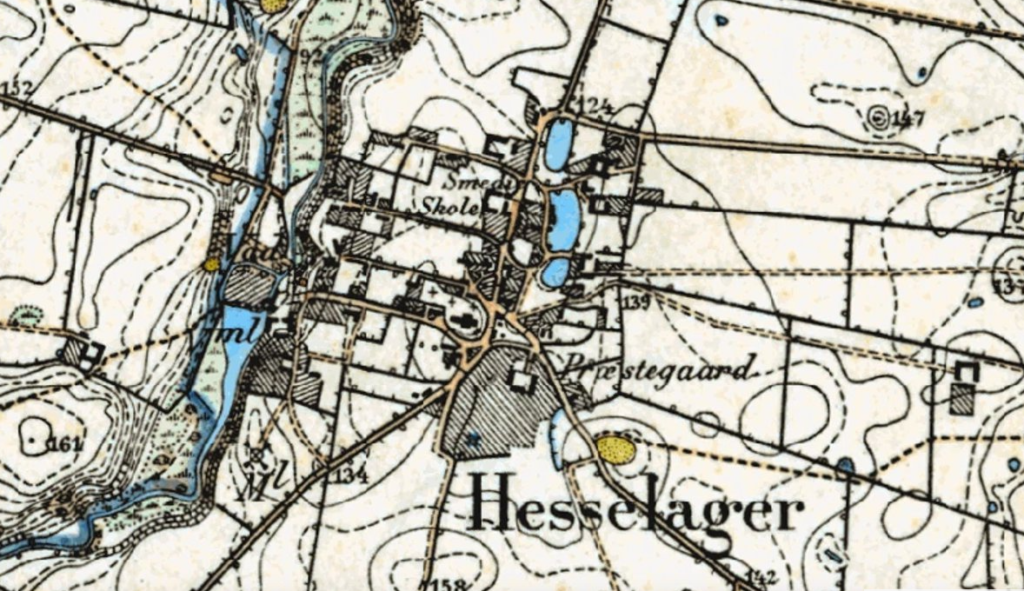Hesselager i gamle dage - med kirke, kirkegård, præstegård og et par mosehuller, markeret med gult